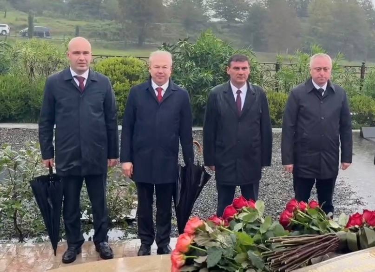 Бадра Гунба возложил цветы к Мемориалу Сергея Багапша