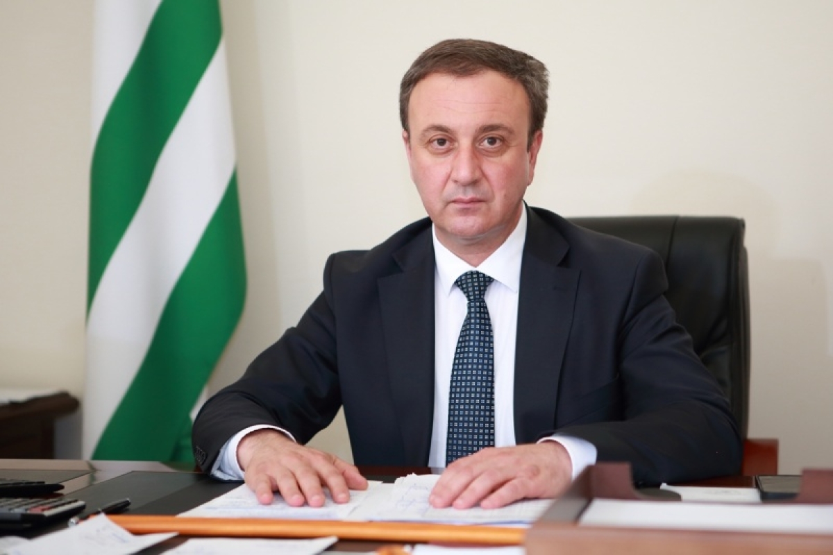Владимир Делба поздравил сотрудников Миграционной службы с профессиональным праздником