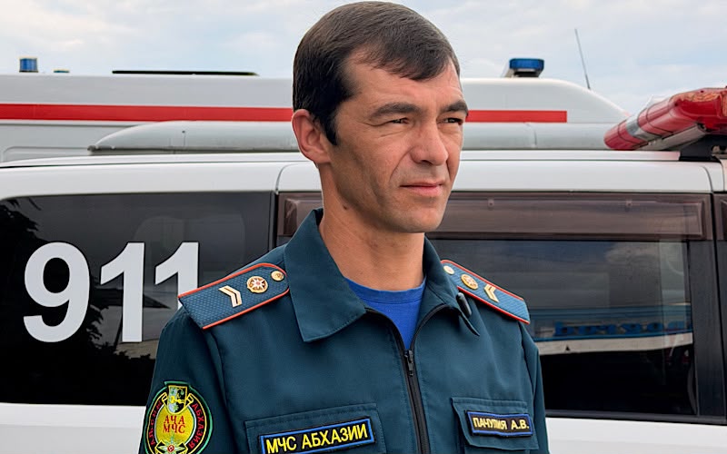 «Не можем выехать на вызов»: в Сухуме автомобили блокируют выезд спасательной службы МЧС