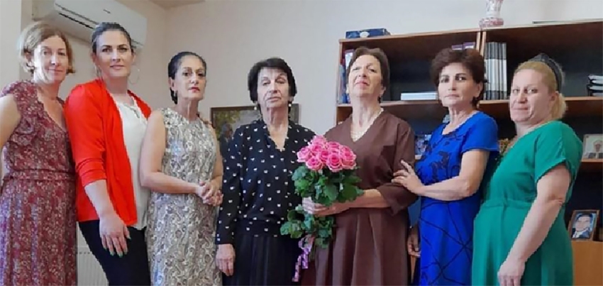 На снимке: Бэла Таркил (в центре) в кругу коллег