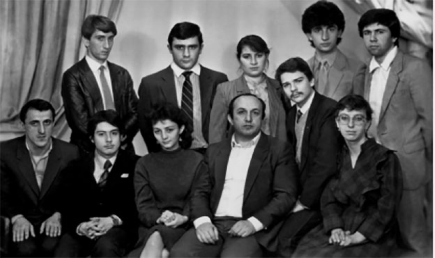 Нижний ряд (слева на­право): Аслан Зантариа, Георгий Лес­скис, Диана Гумба, Денис Чачхалиа, Лейла Пачулиа; в верхнем ряду: Омар Сангулиа, Аслан Агумаа, Мадина Тыркба, Александр Бардодым, Батакуа Тарба, Даур Аршба.