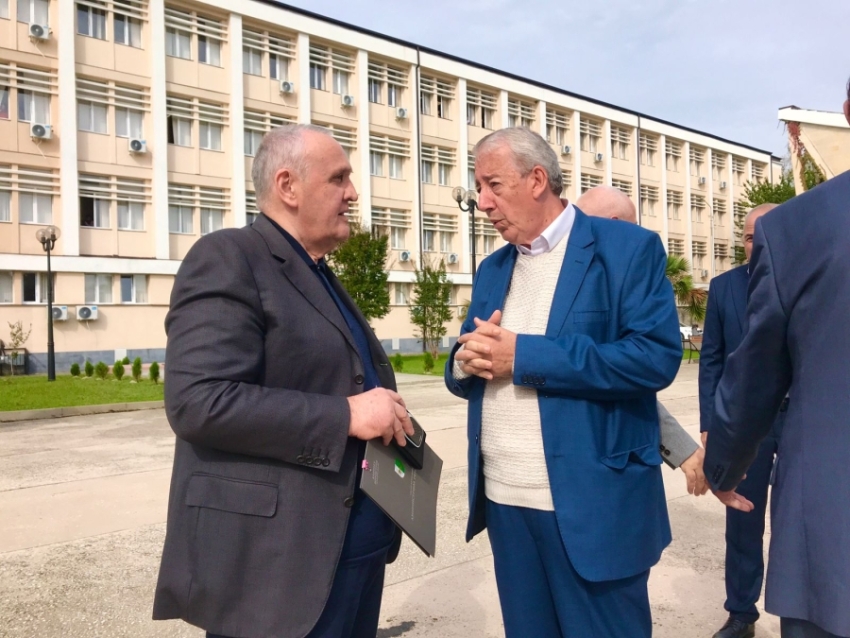 Премьер-министр РА Александр Анкваб поздравил ректора, профессор­ско-преподавательский состав и студентов с 90-летием со дня образова­ния Абхазского государственного университета