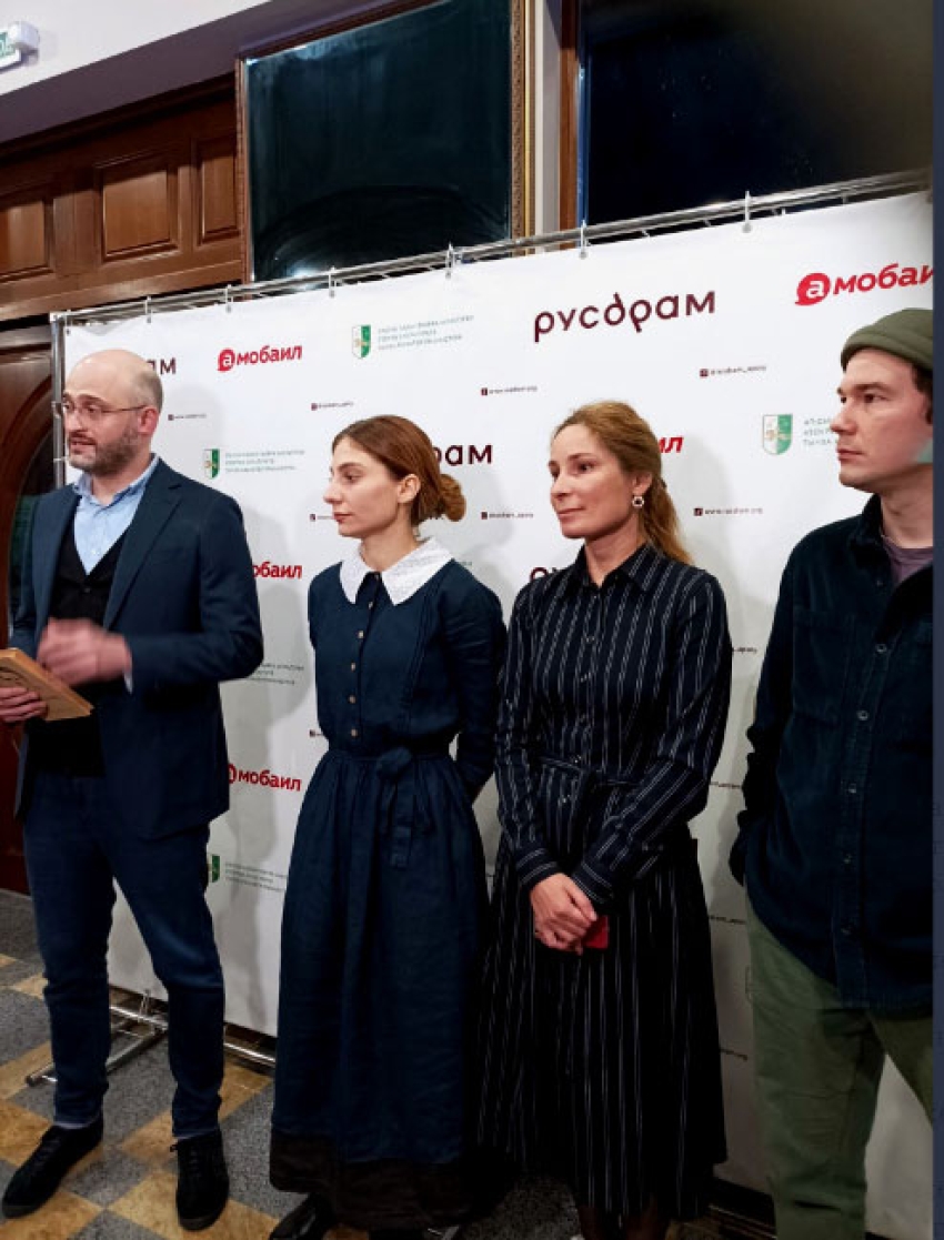 а снимках: Ираклий Хинтба, Ири­на Делба, Ирина Уколова и Антон Корнилов на пресс- конференции; Ирина Делба в роли Марии Кюри