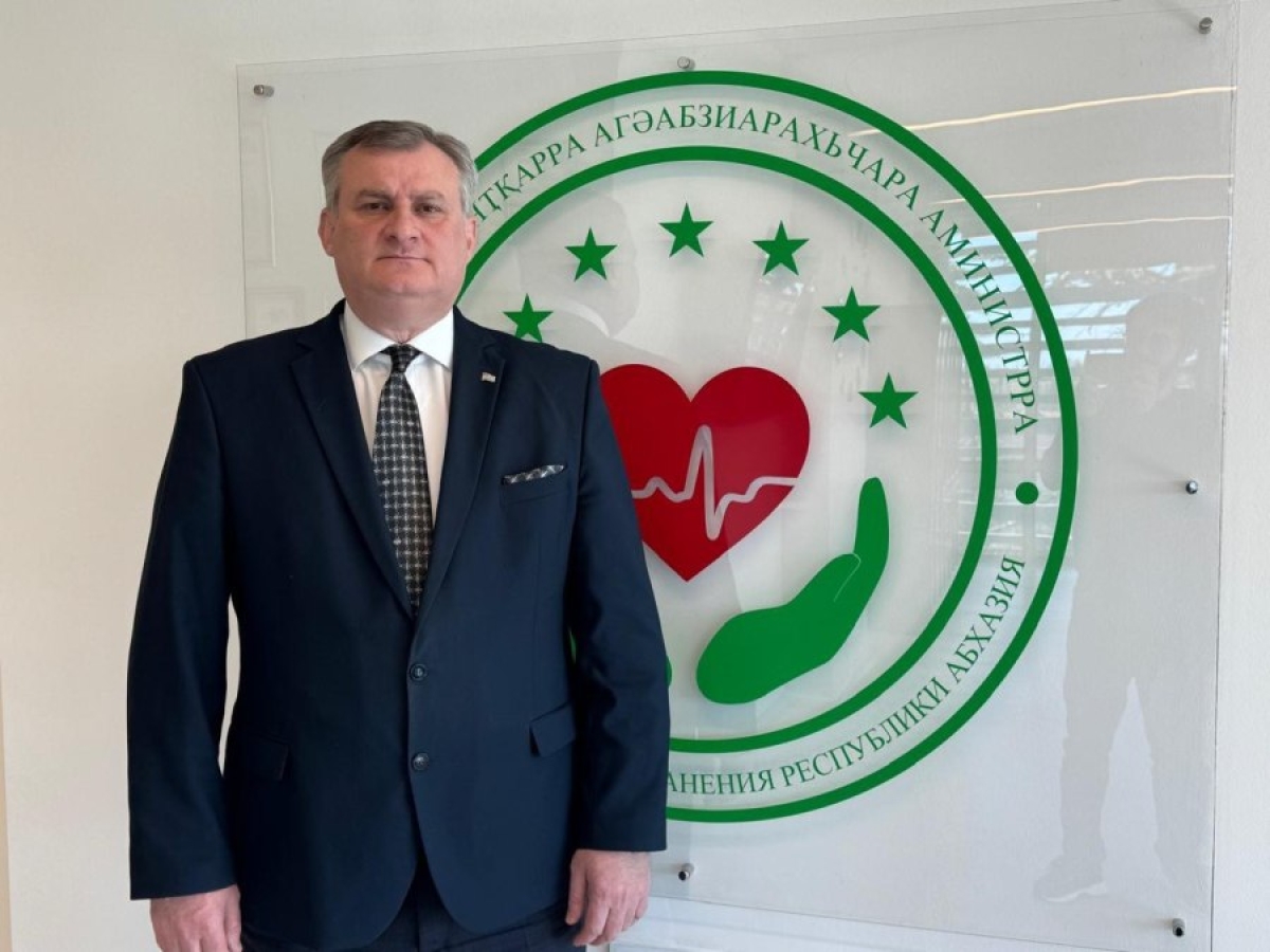 Владимир Путин наградил министра здравоохранения Абхазии Эдуарда Бутба Орденом Пирогова