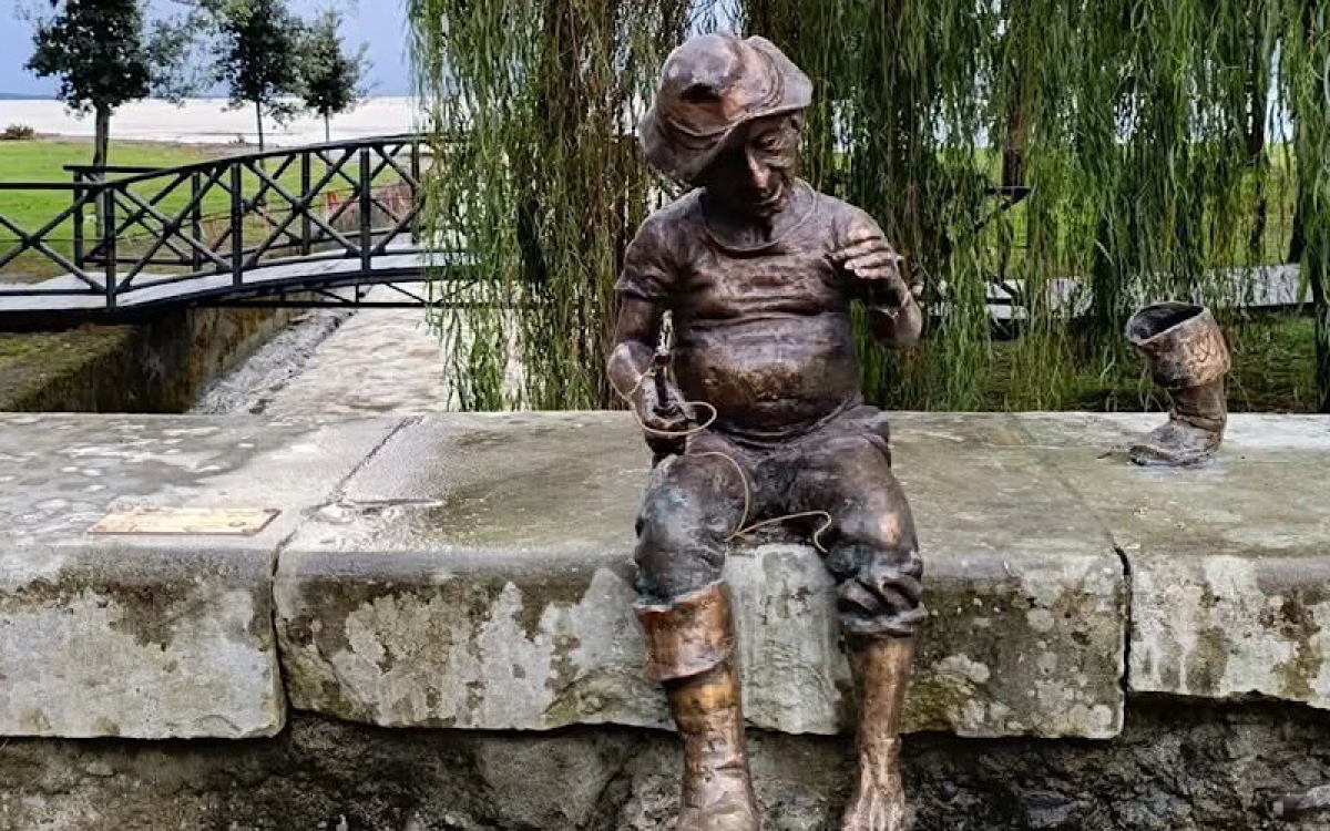 Скульптура Архипа Лабахуа &laquo;Дядя Левик с нано-рыбкой&raquo; нашлась