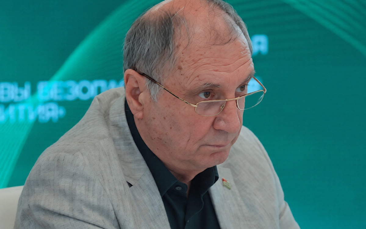 Общество, политика, наука &ndash; все это его жизнь