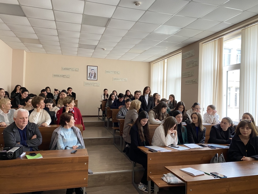 АГУ. В аудитории имени Фазиля Искандера чествуют писателя-юбиляра