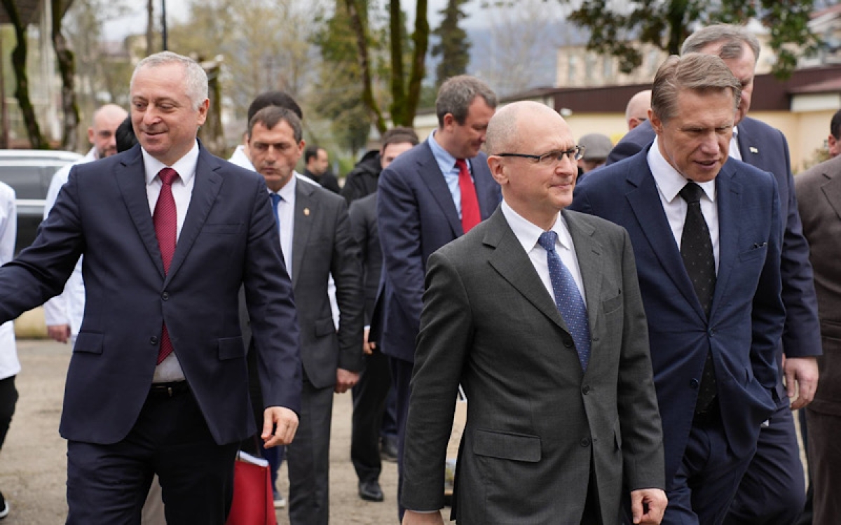 Бадра Гунба и Сергей Кириенко посетили Республиканский сосудистый центр и строящуюся детскую больницу в Сухуме