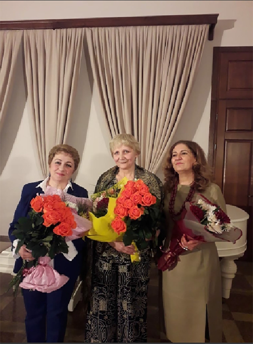 На снимке слева направо: Г.Квициния, С.Максимова, Г. Саканиа