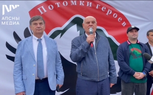 Президент Аслан Бжания посетил  патриотический лагерь «Потомки героев», который проходит в  селе Тамыш Очамчырского района.