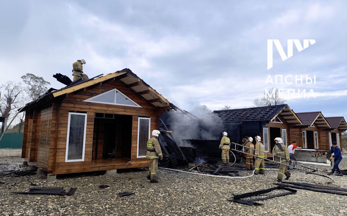 Ликвидирован пожар в частном кемпинге на Абжуйском шоссе
