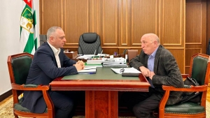 Президент Бадра Гунба&nbsp; принял общественного деятеля, председателя Ассоциации писателей Абхазии, доктора филологических наук&nbsp; Владимира Зантария