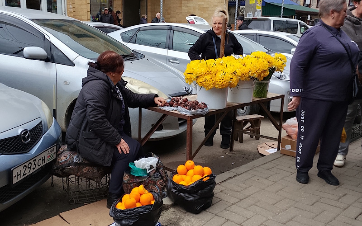 На рынке, но на асфальте проезжей дороги